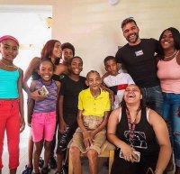 Ricky Martin entrega casas a damnificados de Puerto Rico